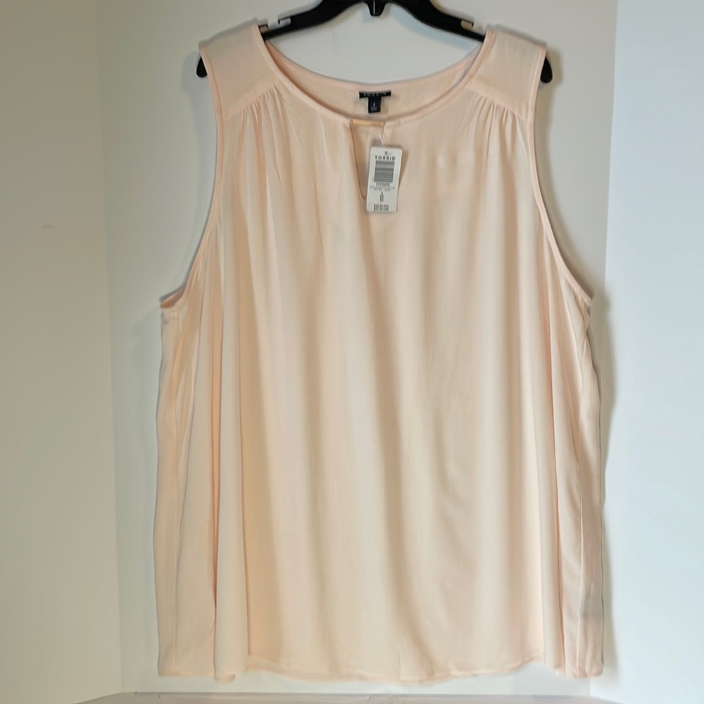 Torrid women's 4X  Tank NWT Keyhole